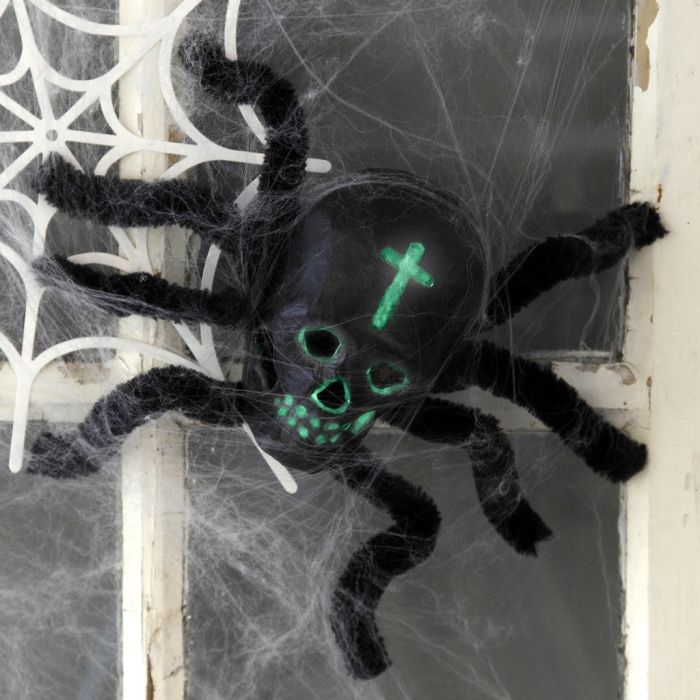 Une araignée réalisée avec un crâne et des cure-pipes pour une décoration d’Halloween