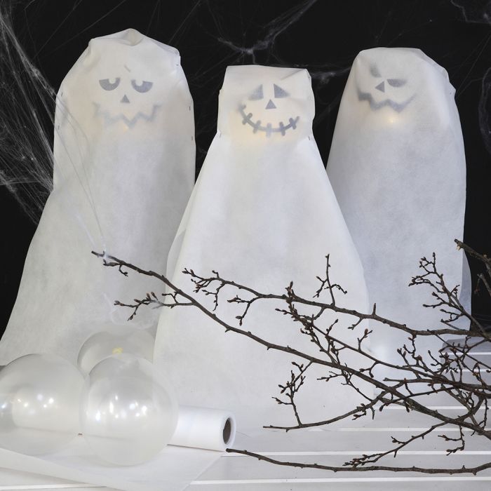 Fantômes fabriqués à partir de ballons avec des lumières LED à piles
