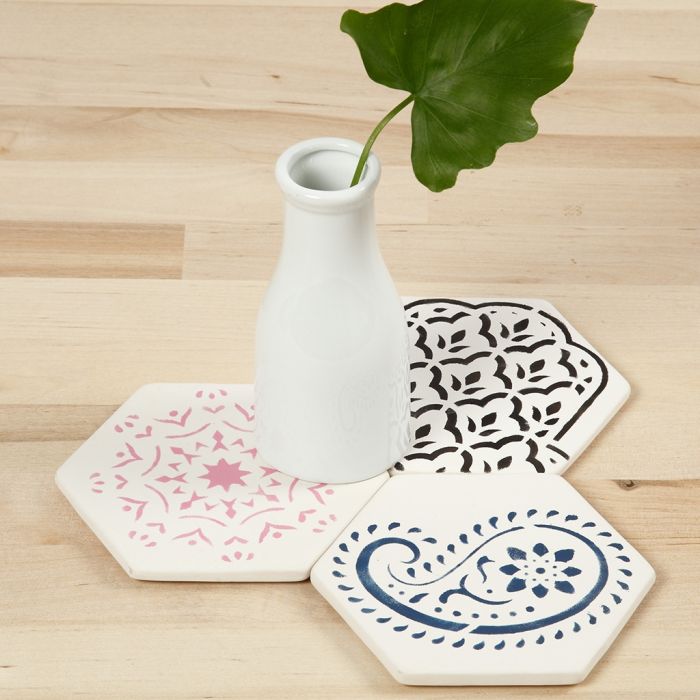 Carreaux en terre cuite décorés avec des motifs ethniques au pochoir
