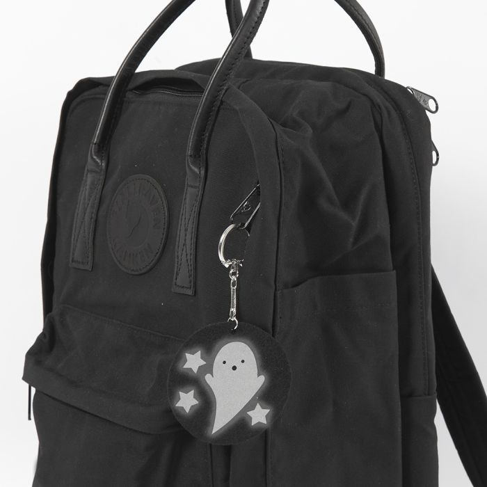 Un porte-clés fantôme en pendentif pour un sac d’école