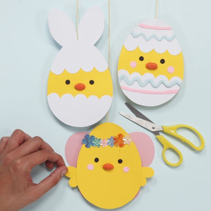 Des poussins de Pâques en papier cartonné décorés avec de la pâte Silk Clay