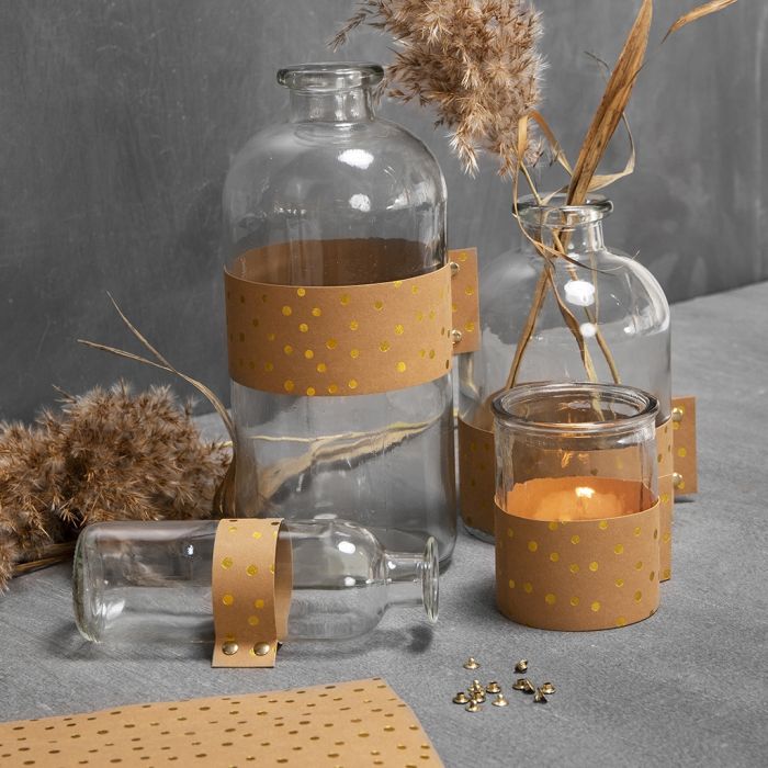 Bouteilles en verre et bougeoirs décorés avec du faux cuir