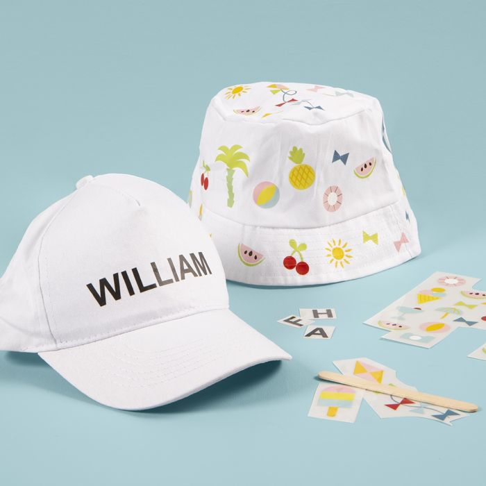 Un bob et une casquette décorés avec des stickers à transférer.