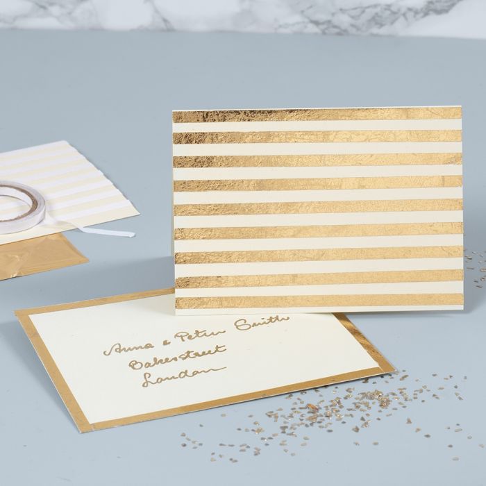 Une carte de vœux nacrée décorée de bandes de Deco Foil dorées