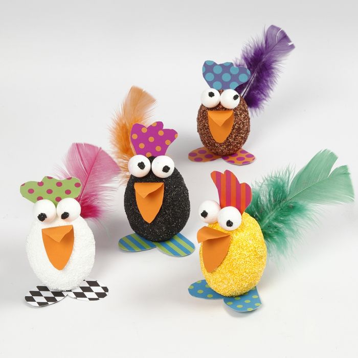 Poules à partir d’œufs en polystyrène décorés avec de la Foam Clay, du carton et des plumes