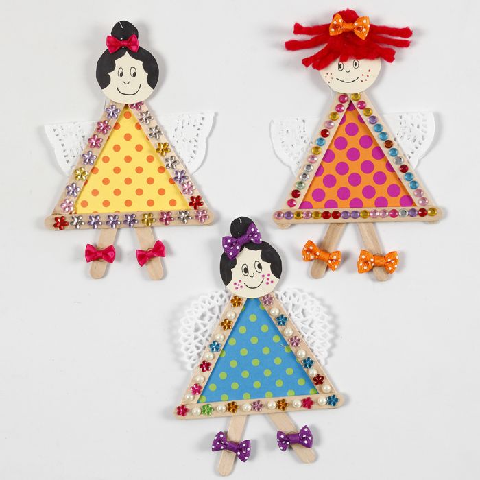 Fées réalisées avec des bâtonnets de glace, du carton et des napperons en papier.
