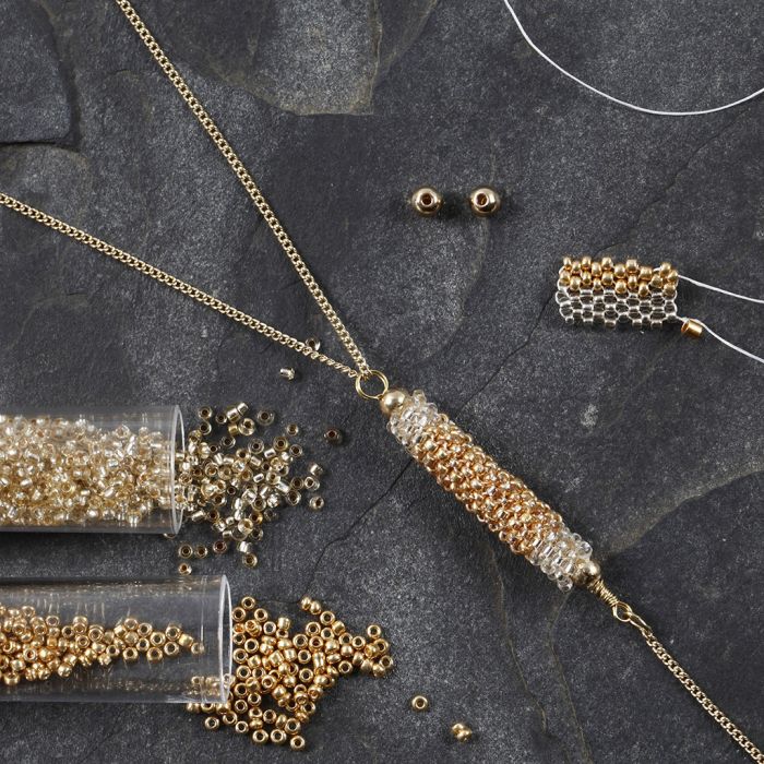 Un tube en perles de rocaille pour pendentif de collier