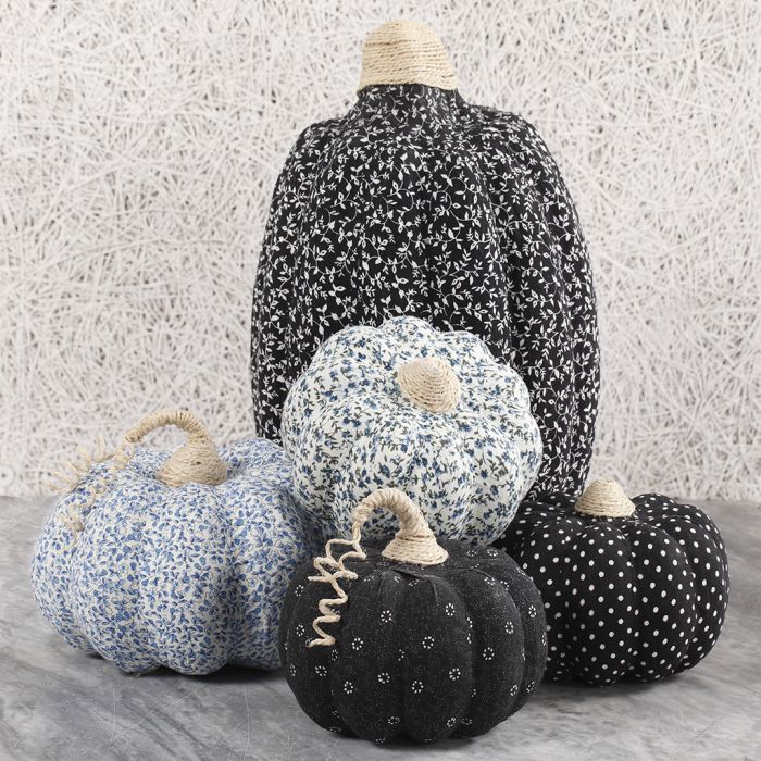 Citrouilles en papier mâché décorées avec du découpage en tissu.