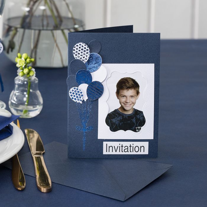 Une invitation avec une photo et des ballons découpés à l’emporte-pièce, décorés avec du film Deco Foil.