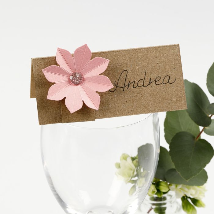 Une carte de place décorée d’une fleur en carton avec effet 3D