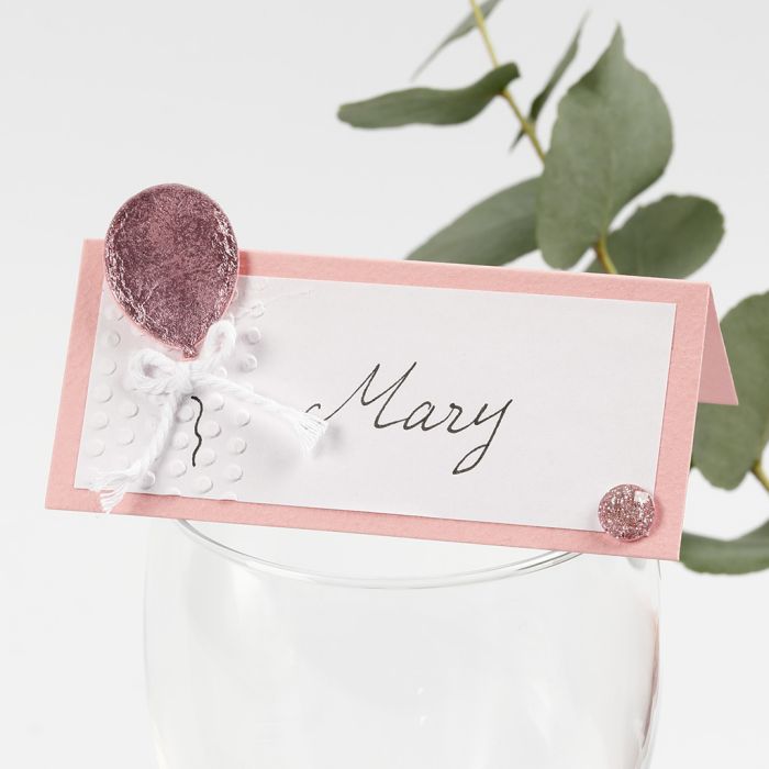 Une carte de placement avec un ballon décoré de Deco Foil, de gaufrage et d’un strass.