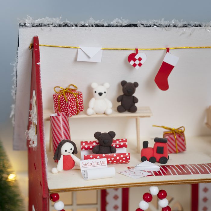 Le lutin fabrique des cadeaux dans la maison du Père Noël