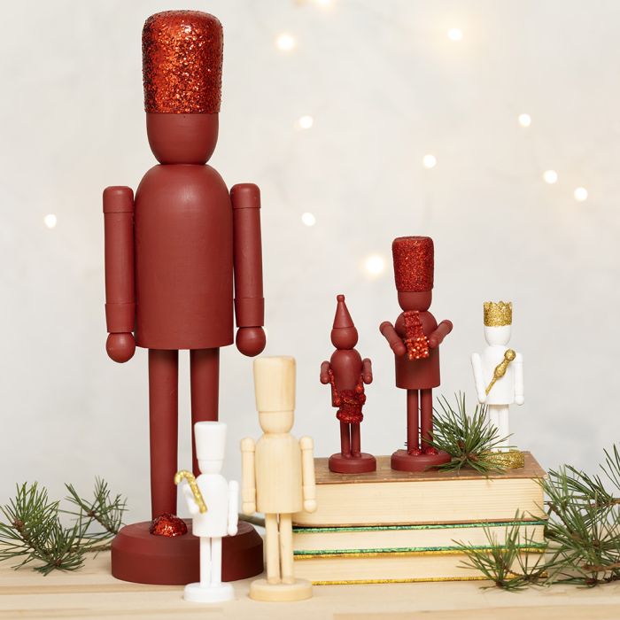 Figurines de casse-noisette en bois décorées avec des paillettes