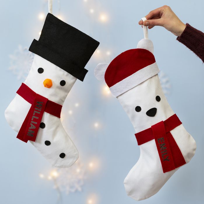 Une chaussette de Noël décorée en bonhomme de neige et en ours polaire