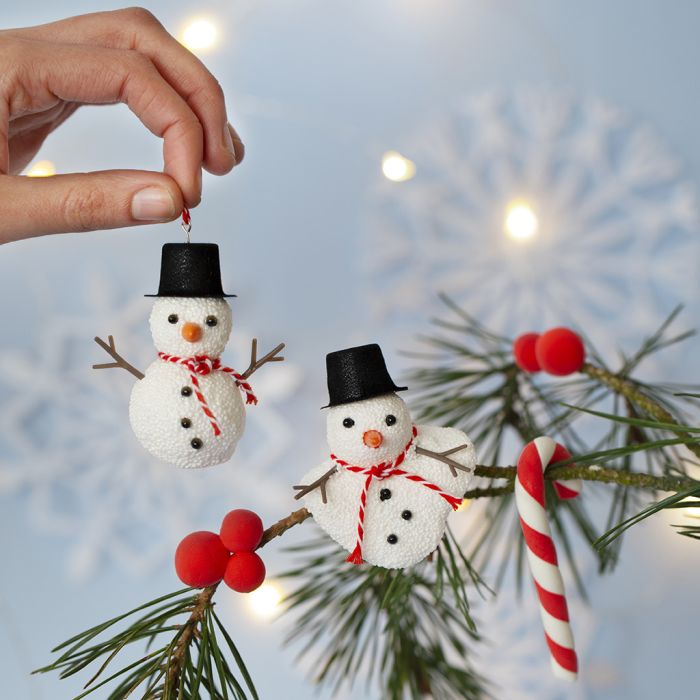 Bonhommes de neige en Foam Clay à suspendre et sucres d’orge et baies en Silk Clay