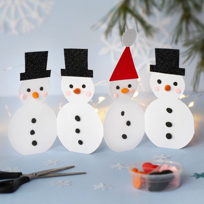 Une guirlande de bonhommes de neige en papier cartonné, décorés avec de la pâte Silk Clay