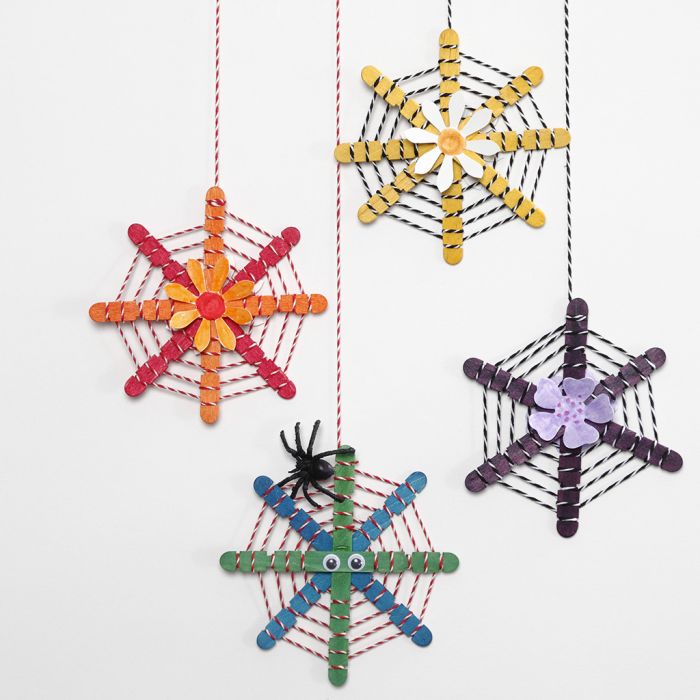 Décorations suspendues réalisées avec des bâtonnets de construction, décorées avec de la corde en coton et des fleurs découpées.