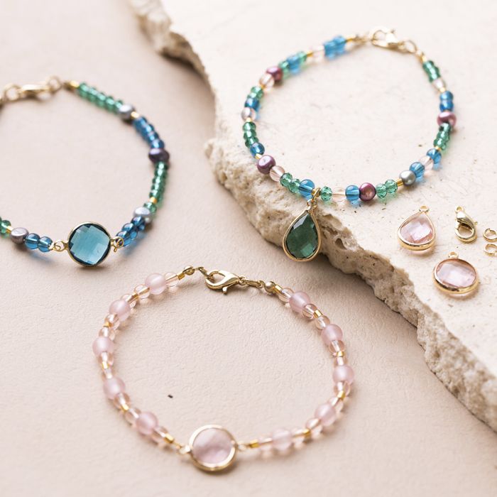Un bracelet en perles d’eau douce, perles de verre et pendentif cabochon