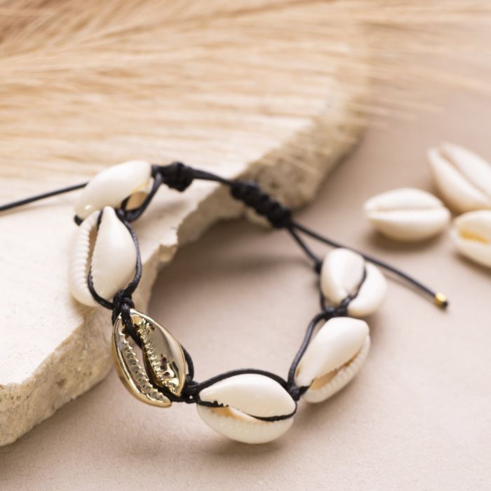 Un bracelet ou une chaîne de cheville tressée avec des coquillages.