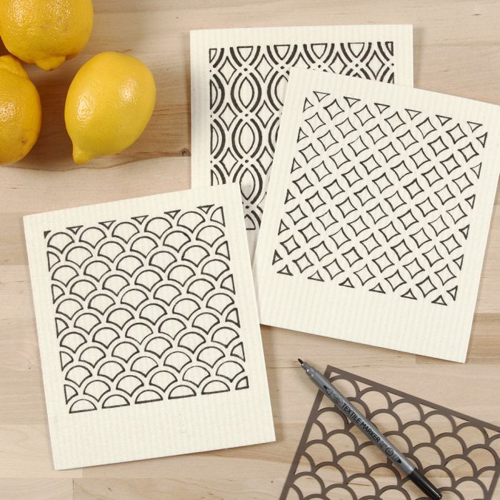 Torchon écologique décoré de motifs à l’aide d’un pochoir et d’un marqueur textile