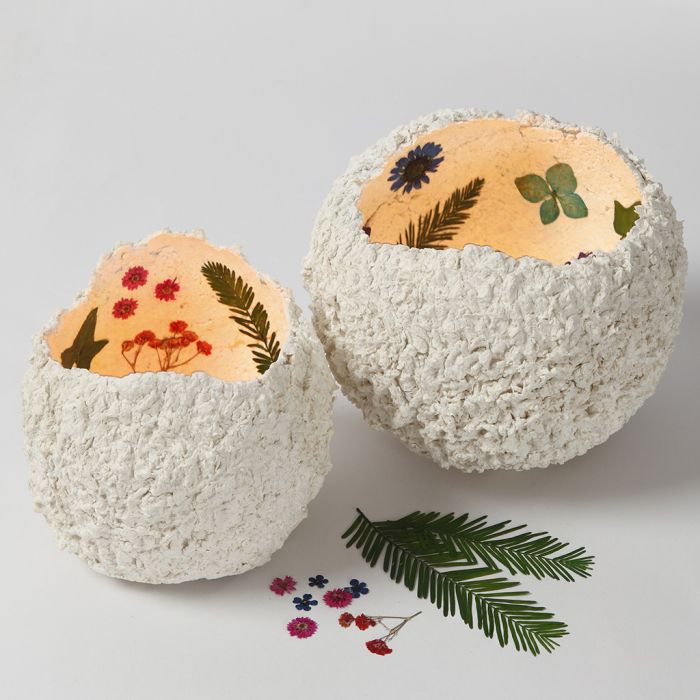 Lampions en pâte de papier mâché décorés de fleurs séchées