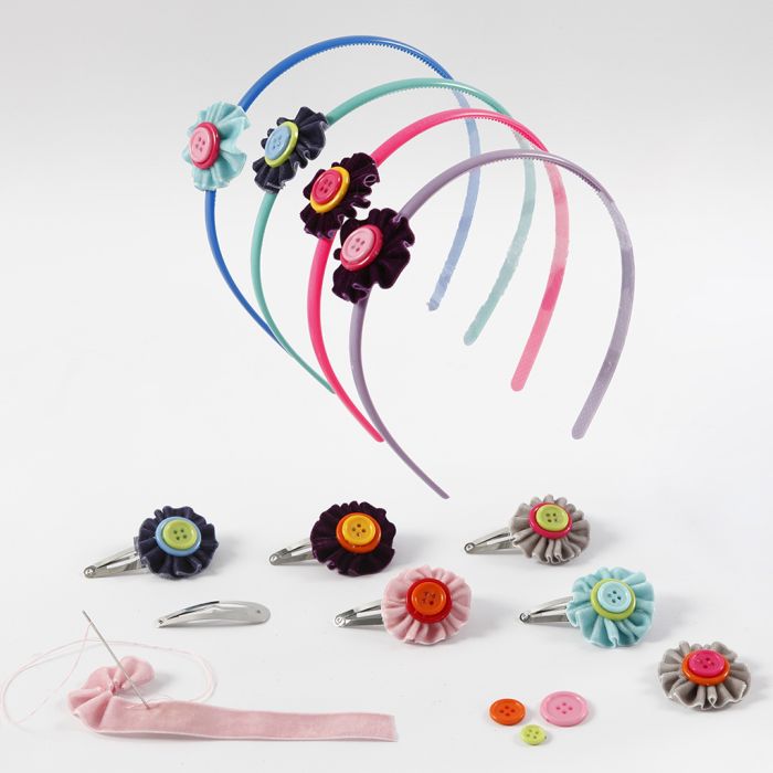 Accessoires pour cheveux avec des fleurs en ruban de velours et boutons.
