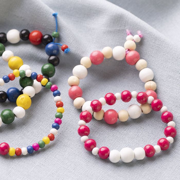 Bracelets pour enfants avec des perles en bois.