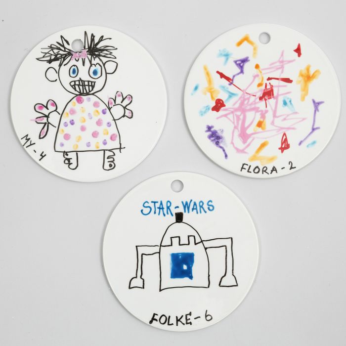 Assiettes en terre cuite décorées avec des feutres pour verre et porcelaine