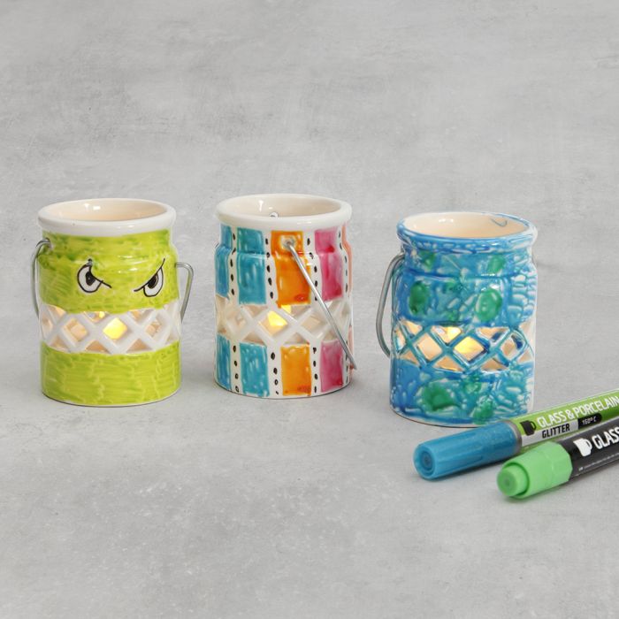 Des lanternes en porcelaine décorées avec des marqueurs pour verre et porcelaine