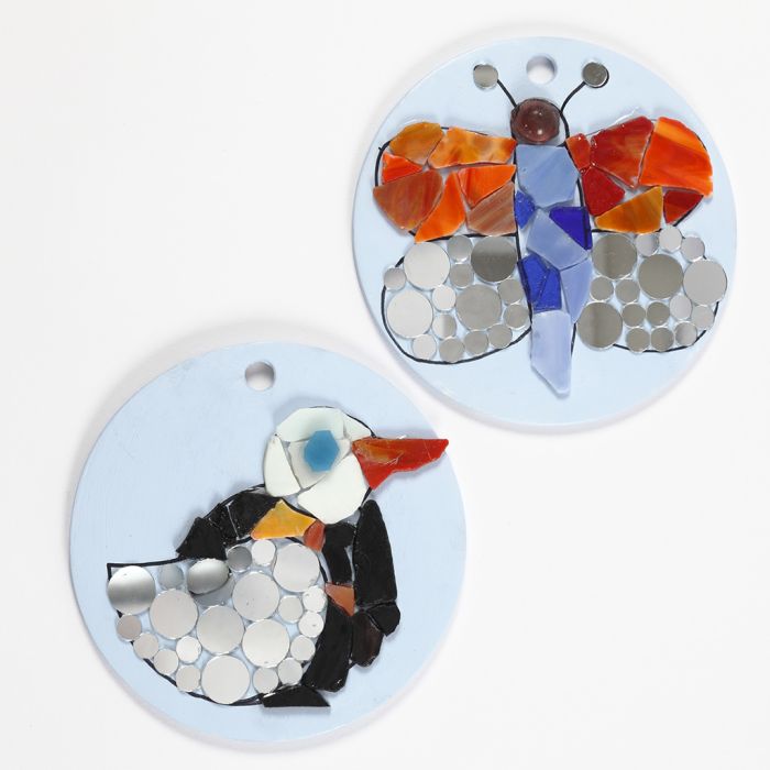 Motifs en mosaïque sur des assiettes rondes en terre cuite