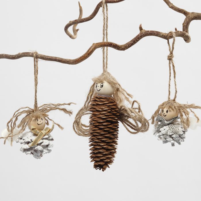 Anges réalisés avec des pommes de pin