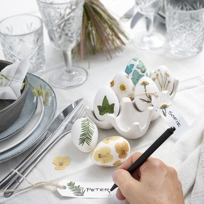 Œufs de Pâques décorés avec des fleurs séchées