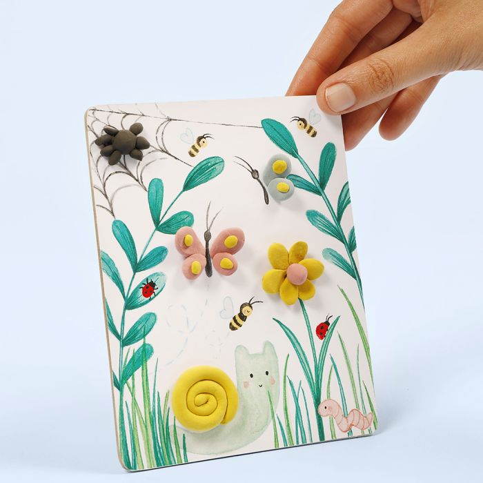 Un dessin mettant en scène la nature, décoré avec de la pâte Silk Clay