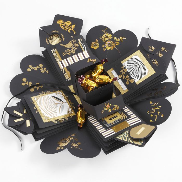 Une boîte explosion comme cadeau avec de l’argent et du chocolat