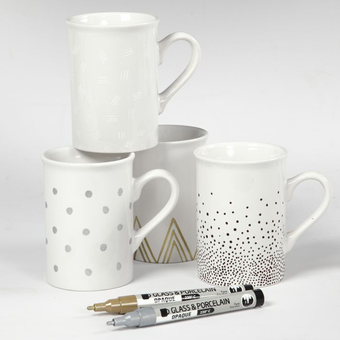 Tasses en porcelaine décorées avec différents motifs