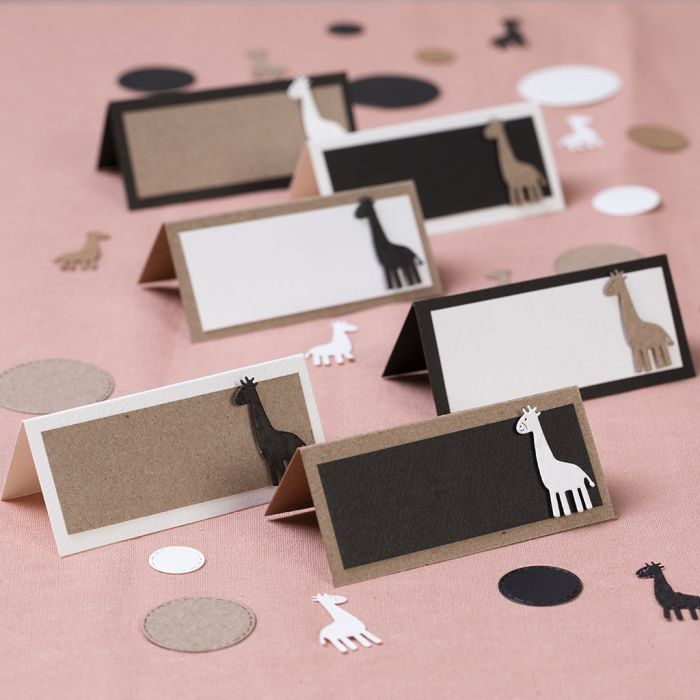 Marque-places avec des girafes découpées.