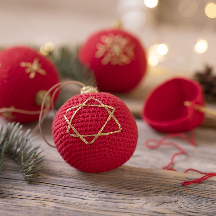 Une boule de Noël crochetée en fil de coton