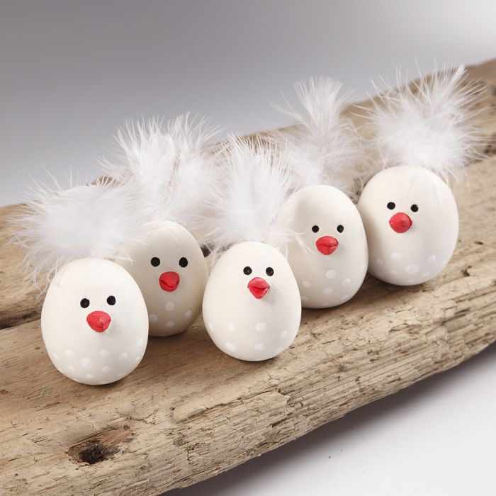 Poussins de Pâques en pâte autodurcissante avec une plume pour la queue