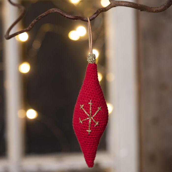 Une décoration de Noël suspendue allongée, crochetée en fil de coton.