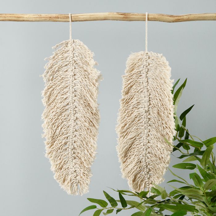 Une décoration suspendue en macramé en forme de feuille