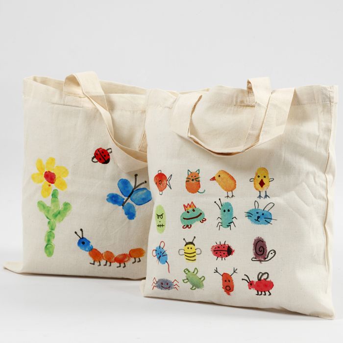 Un sac de course décoré avec de la peinture au doigt pour tissu
