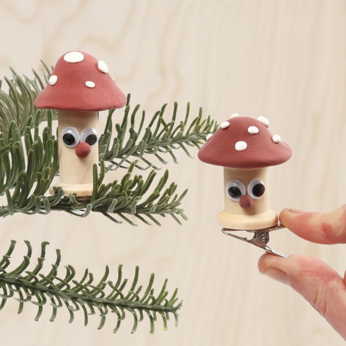 Des champignons réalisés à partir de bobines décorées avec de la Silk Clay et des yeux mobiles