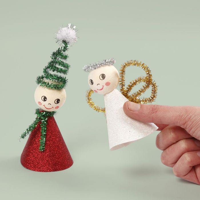 Un lutin et un ange en papier décoratif pailleté.