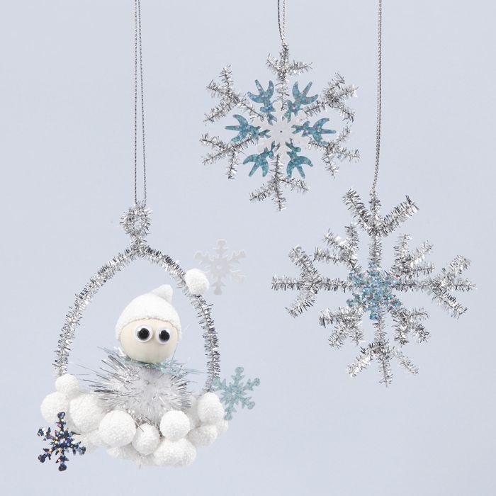 Décorations suspendues brillantes avec un elfe et des flocons de neige