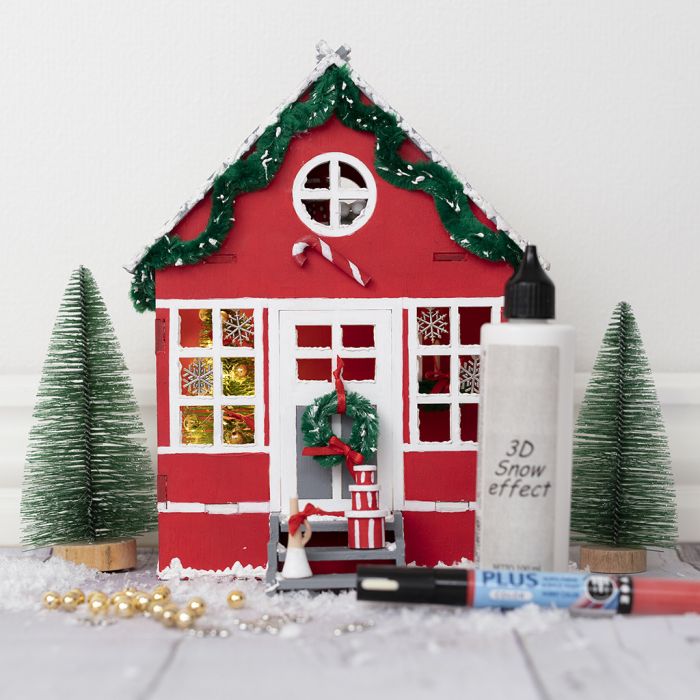 Une baie vitrée décorée comme la porte d’entrée d’un lutin