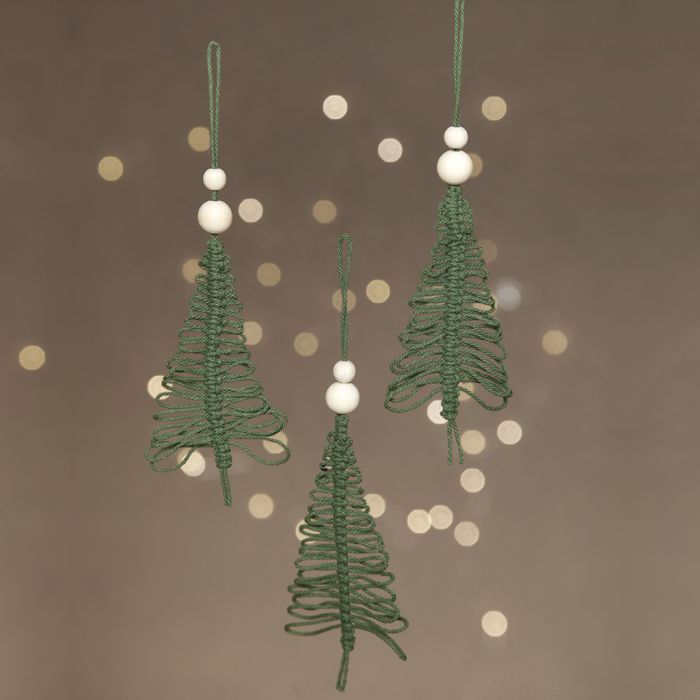 Un sapin de Noël suspendu en macramé