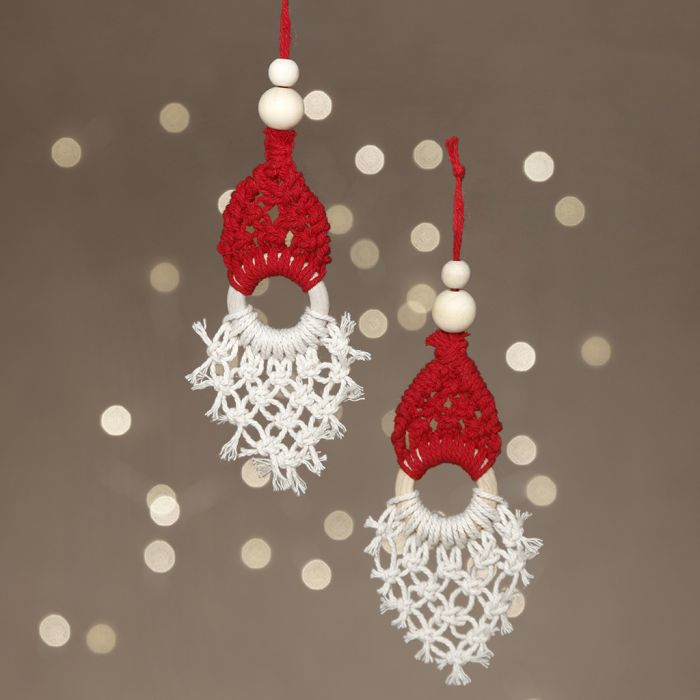 Une décoration suspendue de Père Noël en macramé