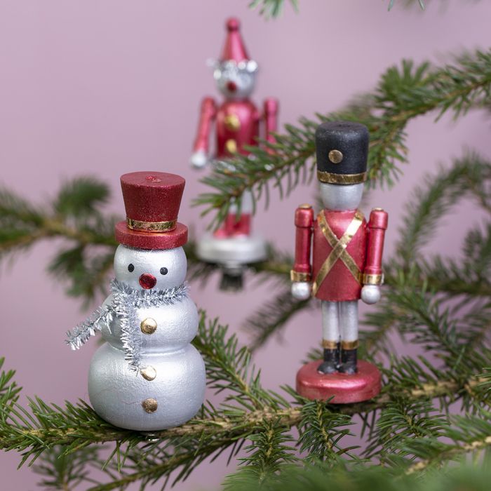 Figurines en bois sur pinces décorées avec la peinture Art Metal et de la Deco Foil