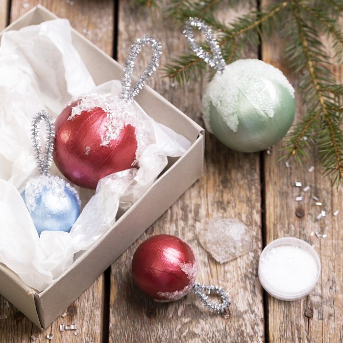 Boules de Noël décorées avec de la peinture Art Metal et de la neige artificielle.