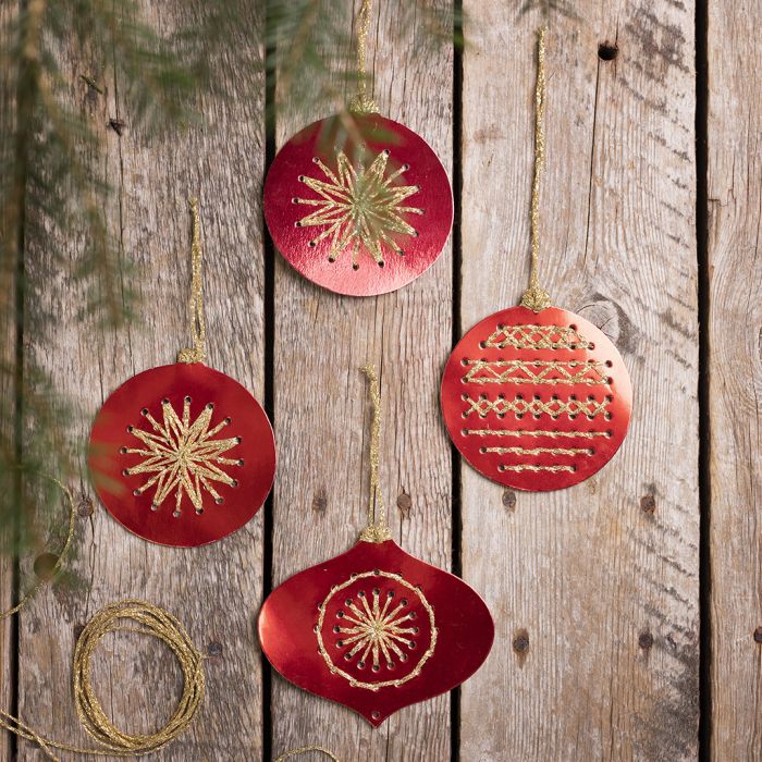 Boules de Noël en carton pour broderie au point de croix, brodées avec du fil doré.